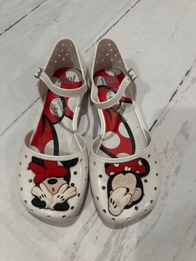 Melissa Kids White Minnie Mouse T-Strap Sandals with Red Bow Accents us size 2